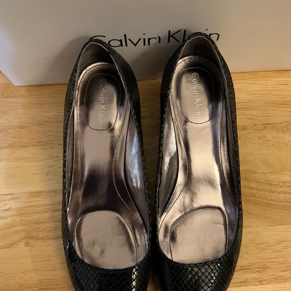 Calvin Klein BREE MTLC PYTHON Black Textured Wedges - Picture 2 of 10